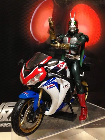 たきチャン Honda Cbr1000rr 仮面ライダーv3は ど派手なトリコロールのハリケーンに乗ってましたね 個人的には ライダーには大型バイクが似合うと思ってます 仮面ライダーv3 Cbr1000rr Http T Co Thn10xpan4 Twitter