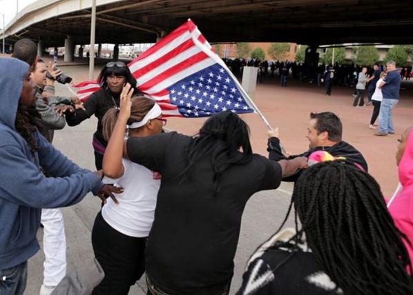 JohnnyMack_'s tweet image. #MSM #stlpostdispatch don't print this photo they show fan being attacked LHH 😂😂😂😂 #changethenarrative