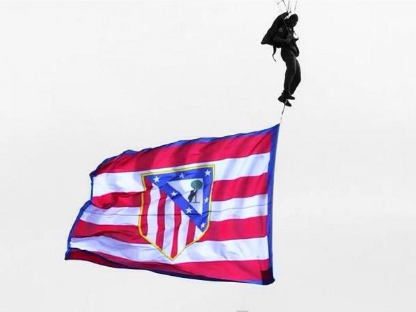 FOTOSATLETI's tweet photo. VUELA ATLETI,VUELA ALTO http://t.co/6ZBTDxmyuA