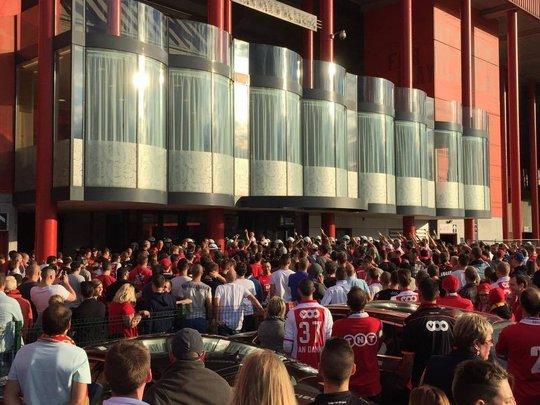 Ultramaniatics's tweet photo. Standard Liège vs Zulte-Waregem
Match suspended after fans tried to attack own club president
19/10 http://t.co/S0Lc9rddZ8