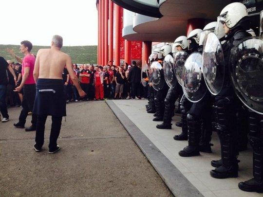 Ultramaniatics's tweet photo. Standard Liège vs Zulte-Waregem
Match suspended after fans tried to attack own club president
19/10 http://t.co/S0Lc9rddZ8