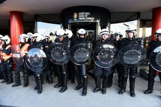 Ultramaniatics's tweet photo. Standard Liège vs Zulte-Waregem
Match suspended after fans tried to attack own club president
19/10 http://t.co/S0Lc9rddZ8