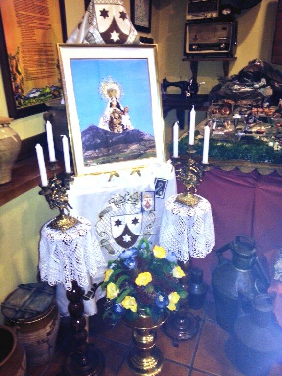 JamonesRute's tweet photo. Detalle con nuestra Patrona  en nuestro Museo. Siempre apoyando a todos los eventos de Rute  @Patrona_Rute http://t.co/45isPFb6kT