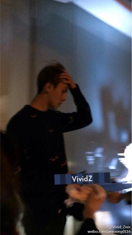 forhunhan_th's tweet photo. 141020 #SEHUN - SM Building cr.vividz  http://t.co/8SELeMopPf