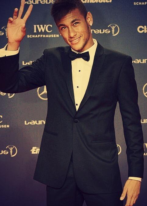 EstiloDeChicas's tweet photo. Neymar 👔⌚👌. http://t.co/r8qrgkeUwF