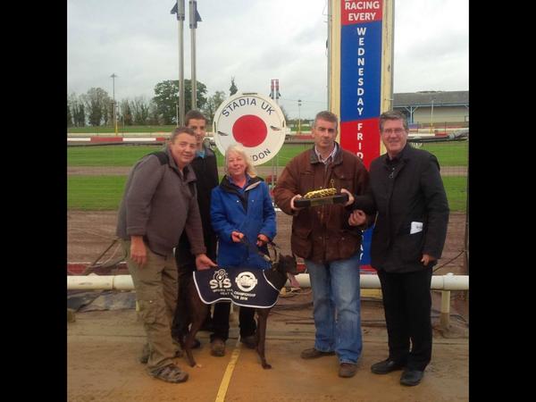 SwindonRacing's tweet photo. Winning connections of Dunquin Tonic winner of the youngsters race receiving their trophy from Tom Kelly of BAGS http://t.co/m2nOLcMW7c