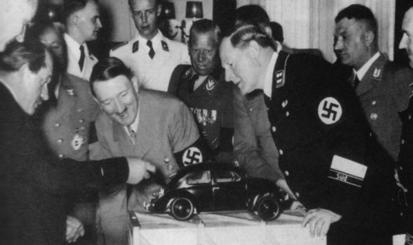 HistoriaMilita's tweet photo. Adolf Hitler viendo el diseño del nuevo Wolsvagen Escarabajo. Fue fabricado a petición suya. #Historia #Curioso http://t.co/xbBBPUOuTc