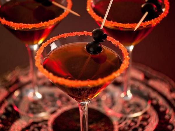 Planning a Halloween party? Add these festive cocktails to your drink menu!
hgtv.com/entertaining/1…