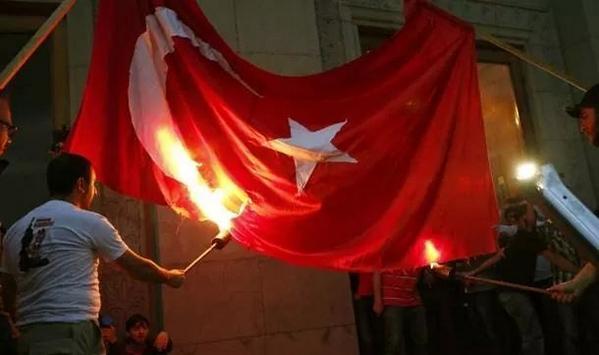 Bayrak namus demektir. Namusuna sahip çıkmayı bilmeyen %51 lik kısım gurur duysun. Namussuz insandan herşey beklenir.