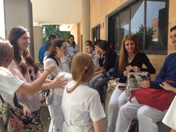 LA_UJAP's tweet photo. #PotazoRosa llegó a nuestro Campus ¡Únete y colabora con las luchadoras! @ceujap @FUNCAMAMA http://t.co/v6z3SfggdE
