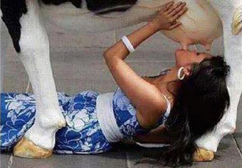 Helal süt emmiş kız