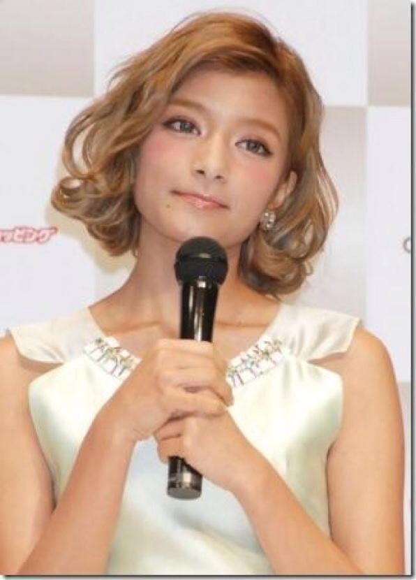 かわいいヘアアレンジのやり方 ローラみたいにスタイリング 全体を平巻きで根元まで巻き込む 顔周りやえり足は外巻きもok 巻いた髪に手ぐしを入れて しっかりほぐす 肩くらいの長さは26mm 鎖骨くらいの長さは32mmでオッケ T Co