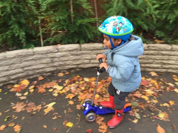 vaichin's tweet photo. @tots100 @kiauk He scoots, I jog along. A fast, fun, healthy way to school. Don't forget the helmet #SchoolRunHacks http://t.co/lGulYDIp6s