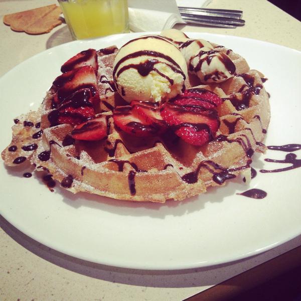 Thegreencafee's tweet photo. It's a giant hot waffle kinda day #cakebar#waffle#icecream#greenwich http://t.co/hlClNkYq1M