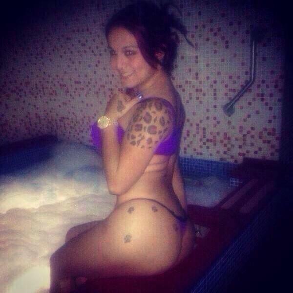 MontalbanCAMILA's tweet photo. Como dice el primo @alexcanomalaga más sufre el que Ve que la que enseña !!! #follow http://t.co/XGkNa6BuqY
