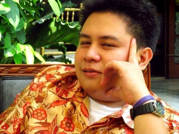 bangiv's tweet photo. “@987Genfm: SOBAT GEN YOK IKUTAN TWITPIC #GENSUMPAHPEMUDA! Pose paling sebijak tatapan KEMAL bakal dapet hadiah! http://t.co/KqvLezt0bC