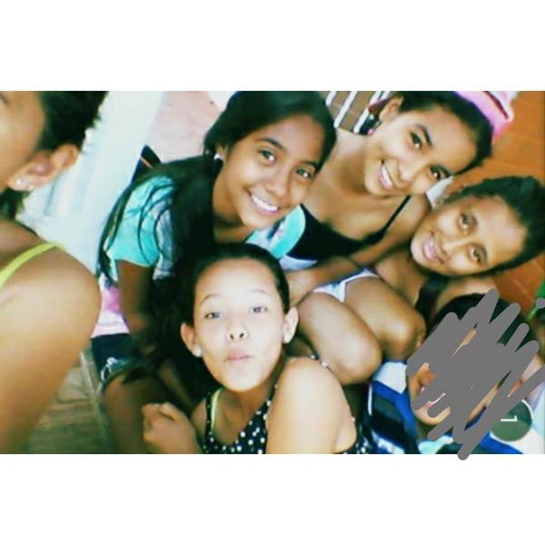 PaulaCastillo3's tweet photo. Amigas como ellas muy pocas<3 
Las adoro bebés.
#LittleFriends
#LuisaRada #KatalinaP #VanessaM #PaulaC http://t.co/10Eb79RILs