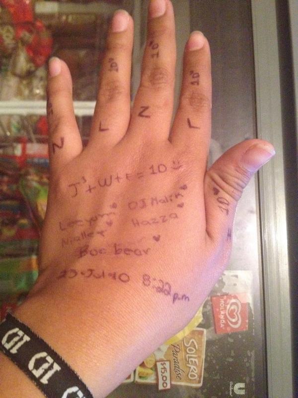 lovelykao_'s tweet image. Lo que hago en clase de Ciencias 😂
#EMABiggestFans1D 
#ILoveOneDirection