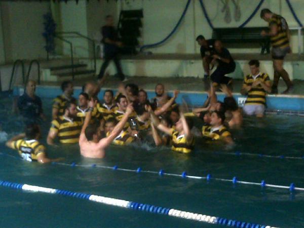 aplenorugby's tweet photo. #FinalesURBA #Ahora La #Intermedia de @belgranorugby en la pileta tras ganar la final por 22 a 19 ante @ClubHindu http://t.co/ZiqvfI5vlw