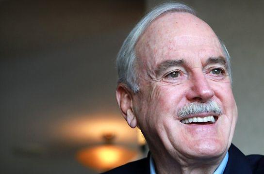EiProfeta's tweet photo. Hoy cumple 75 años John Cleese, actor que interpretó a Sir Nicholas, más conocido como Nick Casi Decapitado http://t.co/FyMWmoe3zt