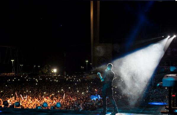 ricky_martin's tweet photo. Argentina gracias Xtanto cariño en el concierto, Son 1vicio.No hay forma d bajar esta adrenalina.Nos vemos pronto! http://t.co/D2r3WtXo4N