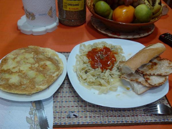 Ectomorfosis's tweet photo. A cenar!!! 
Tortilla Fitness: 4huevos+200 patata
100g pasta
100g pechuga pollo
70g pan
40g tomate
#IIFYM #BulkingOn http://t.co/ZkE7Q4du8Y