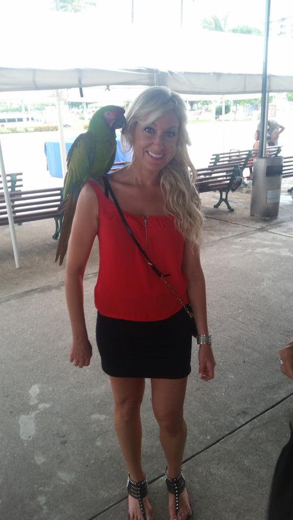 Melrosekoz's tweet photo. My new friend #parrot http://t.co/aCAUN9REDb