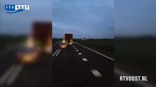 rtvoost's tweet photo. VIDEO: Krankzinnige inhaalmanouvre op N36 bij Vriezenveen gefilmd http://t.co/3GaB4kXScb #rtvoost http://t.co/e3SAD3NcLV