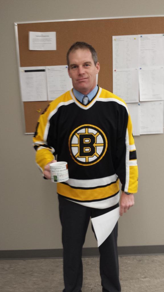KenMulleny's tweet photo. Mr. Oz loving the Bruins @jenstjean http://t.co/IiHKiqJ0ZN