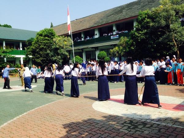 fayza_fayy's tweet photo. 7E peringatan sumpah pemuda at smpn 4 bdl kuli semua @alzhaputri1 @anggiafransisca @_carlaaulia @raynasyrha http://t.co/4OTX5Lv3UW