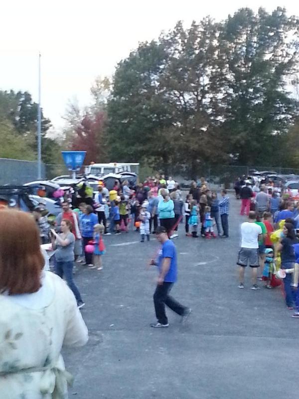 DanielYoungElem's tweet photo. It's a great night for a trunk or treat!!! http://t.co/4itGCBTu7a