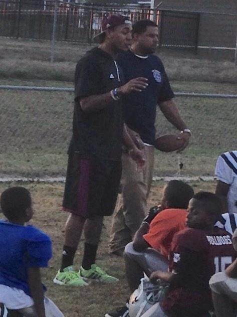 HailStateFB's tweet photo. Giving back to his hometown RT @rlptagg: Thanks Gabe Myles for talking with the Starkville Cowboys!  So awesome!! http://t.co/F4dZpLVZCP