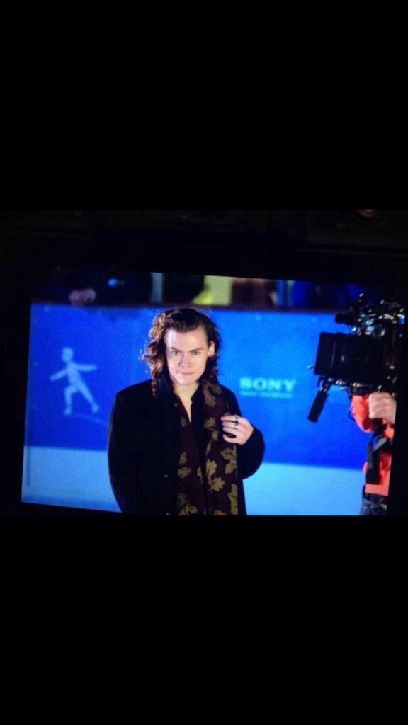 taelepathy7_'s tweet photo. Harry filming something in London today!

#EMABiggestFans1D http://t.co/6yFuGSdgol