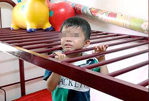 501Awani's tweet photo. Kepala kanak-kanak tersepit besi katil http://t.co/3WrRgczO70 http://t.co/2pCTwe2M2H