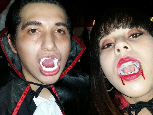 Mariell140610's tweet photo. El uno para el otro #TeAmo #FiestaDeDisfraces http://t.co/2WrH9TFkj6