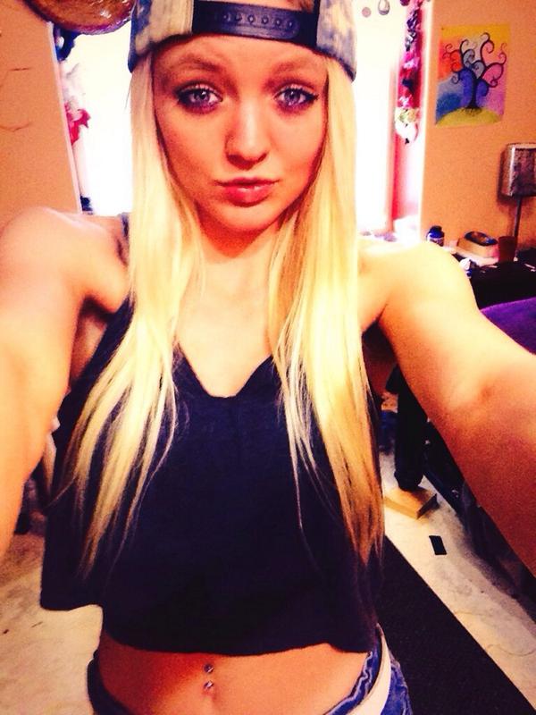 SkylarrChann's tweet image. “@imdaddysmoke: 👸 blondes vs brunettes 👩
Quote this with a selfie for the battle

Follow everyone who favs”