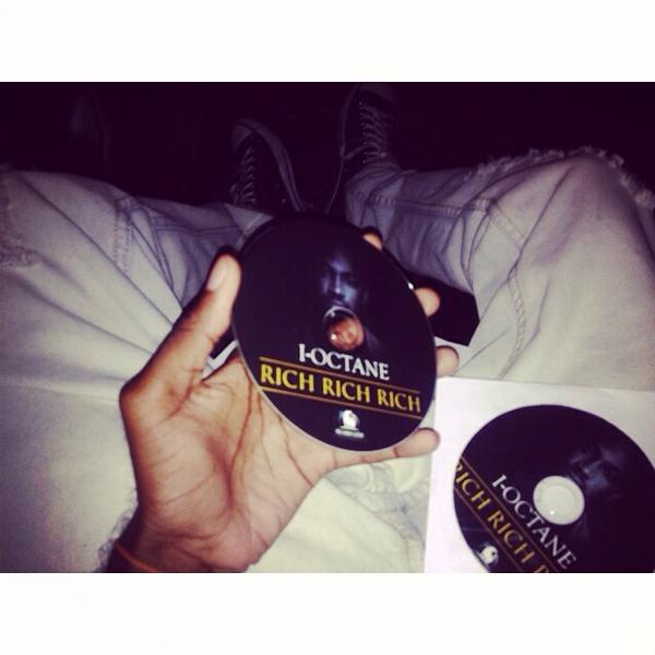 Veny_meh's tweet image. "@jahvyambassador: @Veny_meh #1SongAndYouWouldaSwearIsAlbumThing #PromoCd #RichRichRich #TruAmbassador #hotsong http://t.co/KVxDPlc9Qd"
