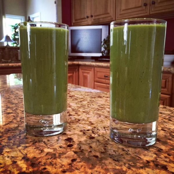 instoodio's tweet photo. Smoothie: kale, spinach, apple, pear, banana, Greek yogurt, mango juice #instoodio #seattle #bellevue #madeinseattle http://t.co/YeLlJ1RvMh
