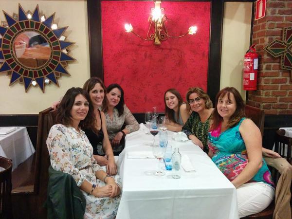 farmaciaandraca's tweet photo. Cena desvirtualizacion pre @FarmaciaActiva ! Gustazo! @AnnaPitarch @rosaliabarios @leireandi @mcasasri @pilargine http://t.co/kVv0nGy7sK