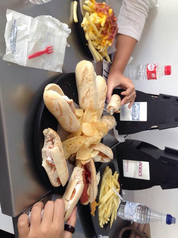 Aroaperezg's tweet photo. Buena tarde de comidaa y risas, muuuchas... @Juliiagc95 @Silvia3595 http://t.co/pO05taAhXr
