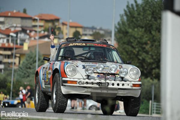 DrivingHaard's tweet photo. El 911 que compitió en el Dakar. Seguramente tenga mejores aptitudes OffRoad que cualquier Cayenne nuevo. http://t.co/Gll28ATaCu