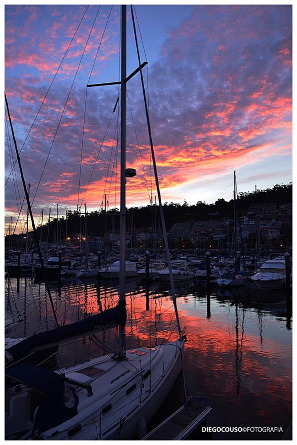 diegocousofoto's tweet photo. #riasbaixas #galicia #turgalicia #galiciaexperience #combarro #sunset #night #lights #ships #pontevedra #colorsoftime http://t.co/bCCx3AHoAd