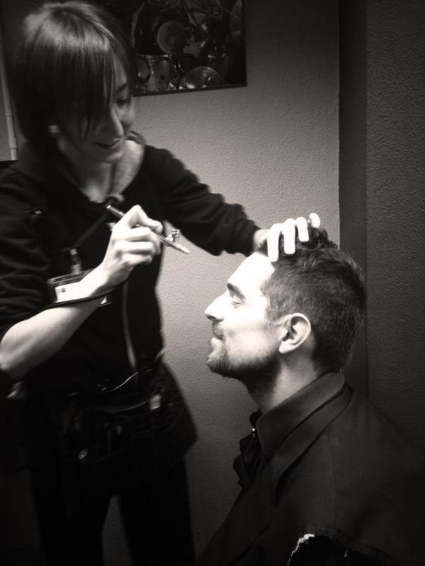 MoviesTwins_pc's tweet image. Rodri de @TheTrunksband en pleno proceso de caracterización antes de entrar a plató #Mágica #TheTrunks