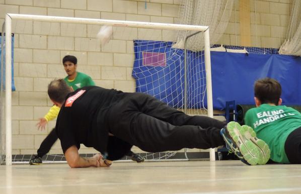 EalingHandball's tweet photo. Yup, that's how you score a goal whilst doing a one arm plank. #madeitlookeasy http://t.co/RezAmBTQCS