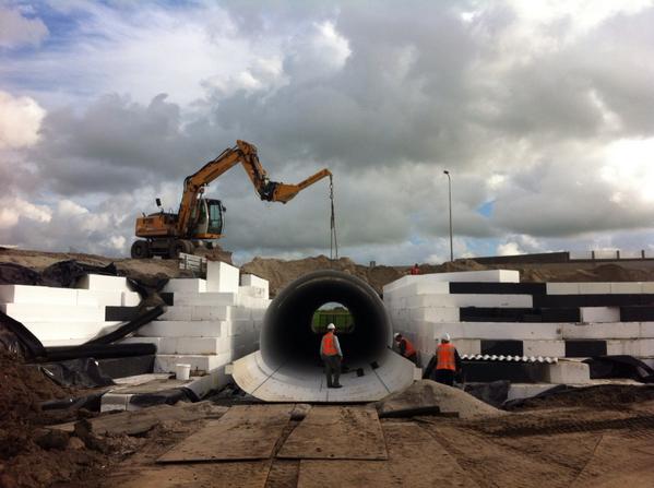 Bouw lichtgewicht gegolfd stalen #Fietstunnel fase 2 op slappe grond <a href="/GemWestland/">Gemeente Westland</a> <a href="/Waalpartners/">Waalpartners</a>
