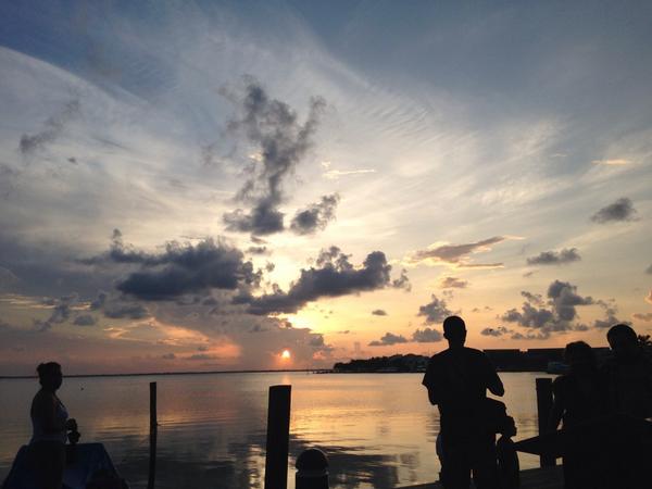 cancun_4U's tweet photo. Saludos desde #Cancun , les deseamos un gran inicio de semana! #monday http://t.co/TyzF4MRV02