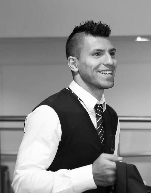 _ManCityPics_'s tweet photo. Sergio Aguero looking very smart #Mcfc http://t.co/WawFYb0E8i