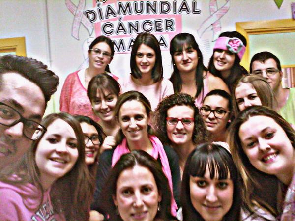 AlbertoPTFP's tweet photo. 2º APSD del #IES #Alhadra se #sumaalrosa @aecc_es #redfp #selfiepink http://t.co/hNaBIhObOg