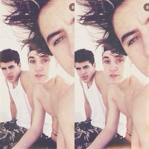 frostycameron's tweet photo. THEY ALL LOOK HIGH AND THIS IS HOT AF http://t.co/TjZEZvcxfu