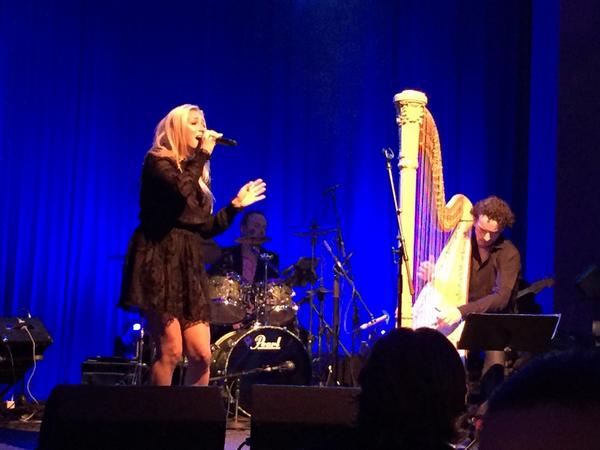 joosthelms's tweet photo. Duet van Do met harpist Remy van Kesteren was uniek en absoluut van wereldklasse! #CD040 http://t.co/fgmy4Ejt0N